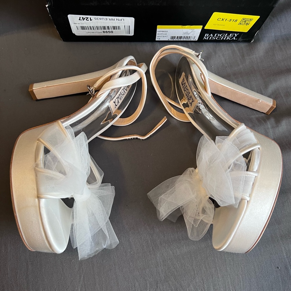 Badgley Mischka Sophie White Heels Bows 7.5
